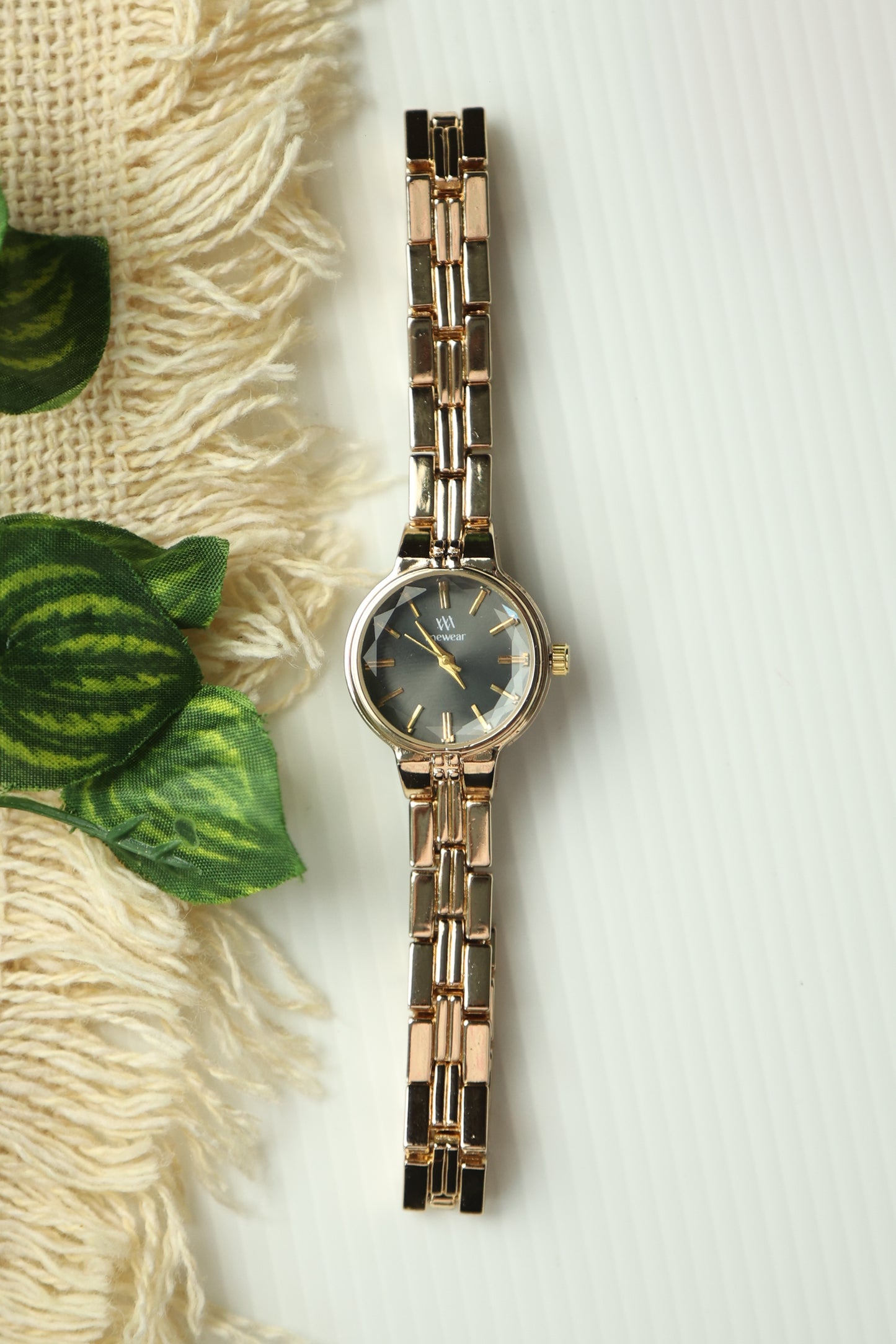MW Round Black dial