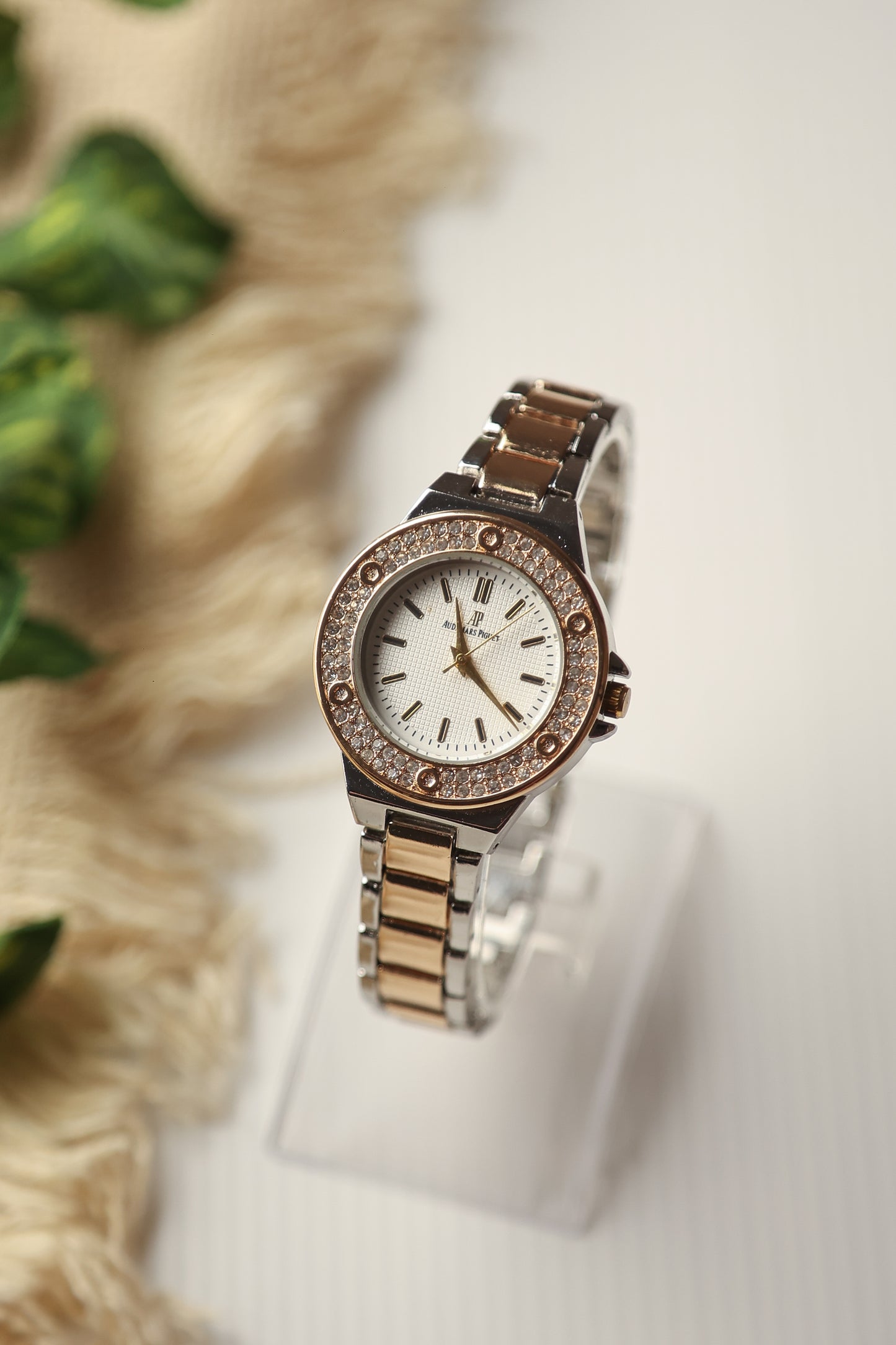 AP Round Stoned White