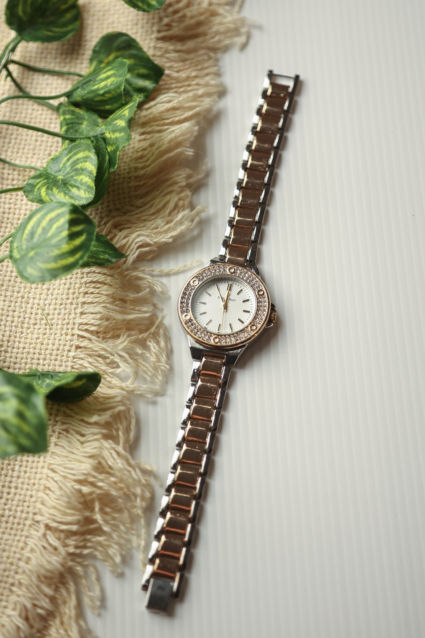 AP Round Stoned White