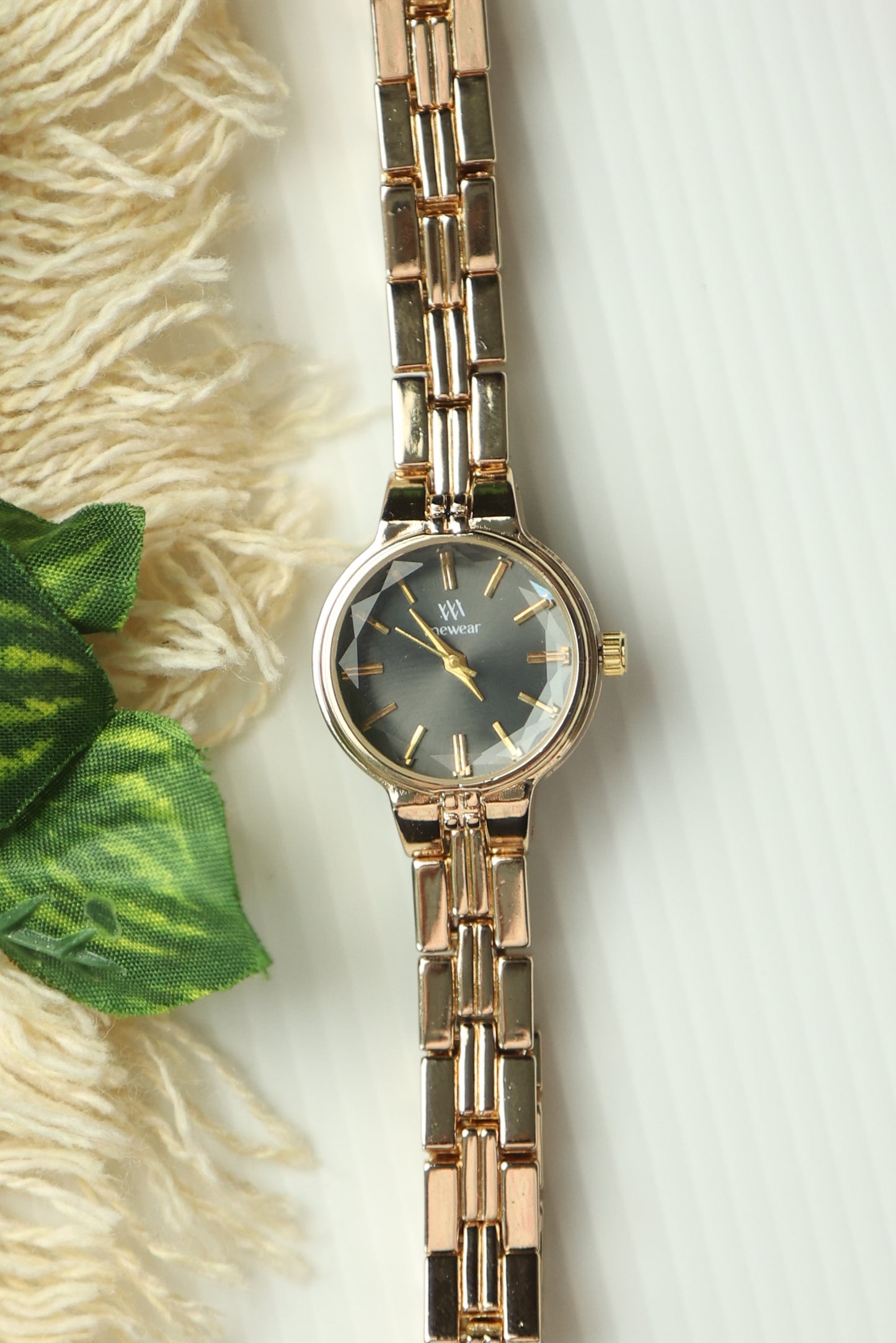 MW Round Black dial