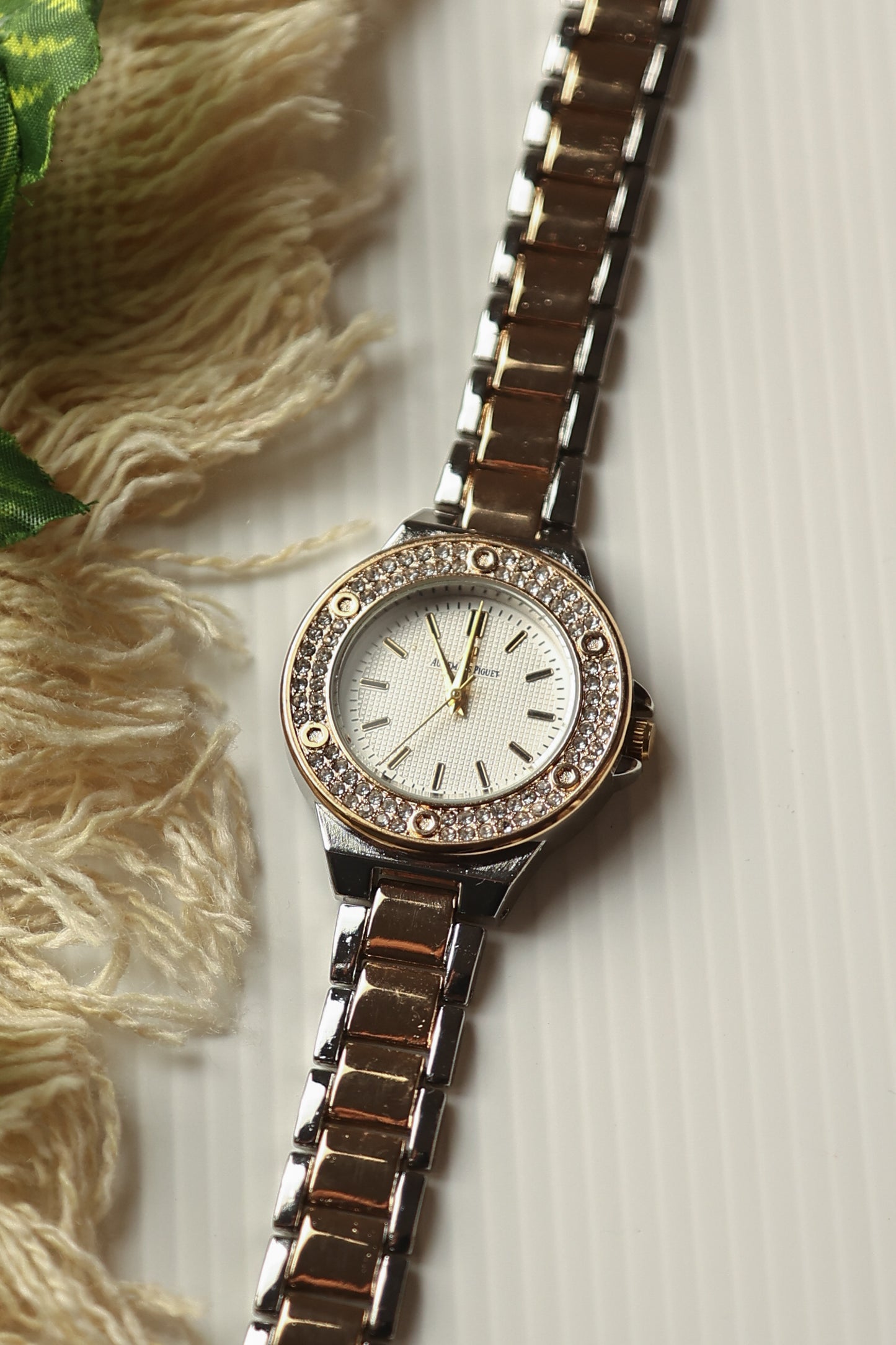 AP Round Stoned White