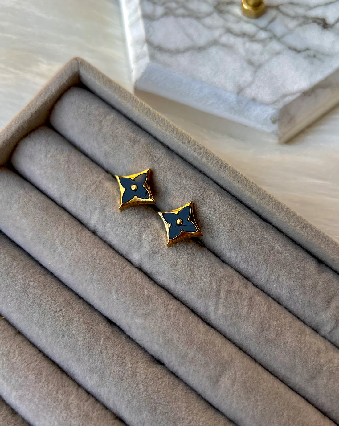 Star clover studs (black/golden)