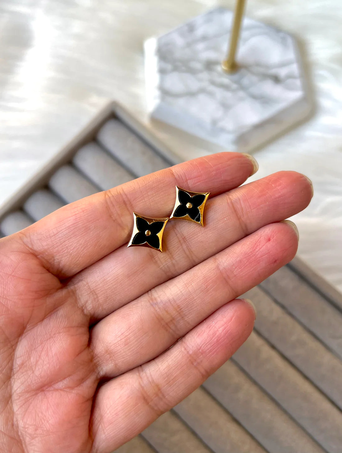 Star clover studs (black/golden)