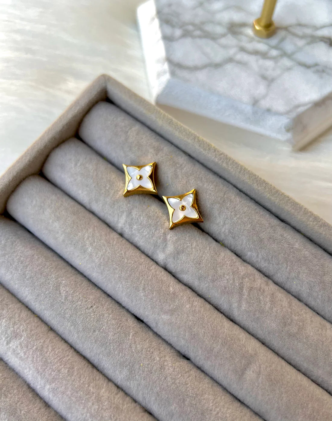 Star clover studs (White/golden)