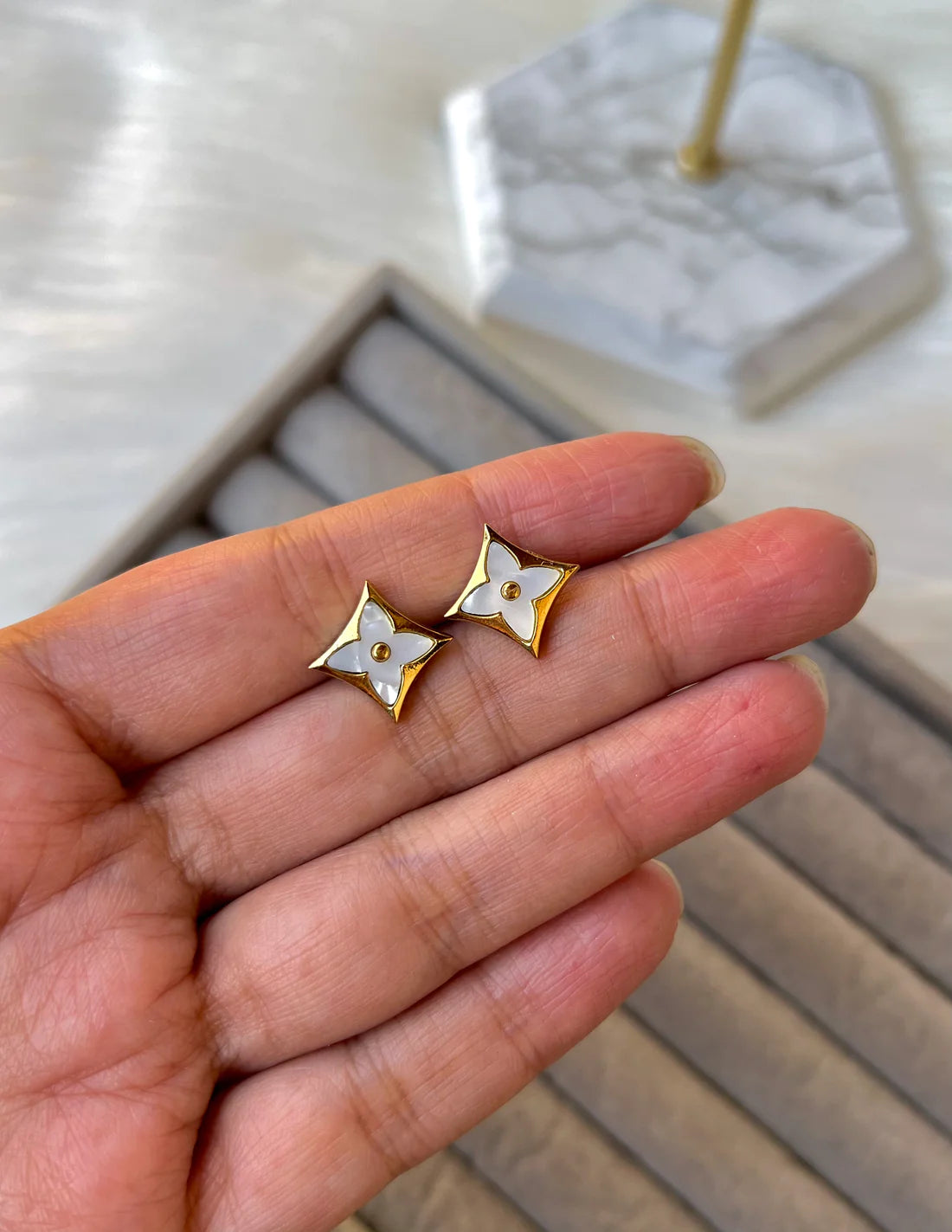 Star clover studs (White/golden)